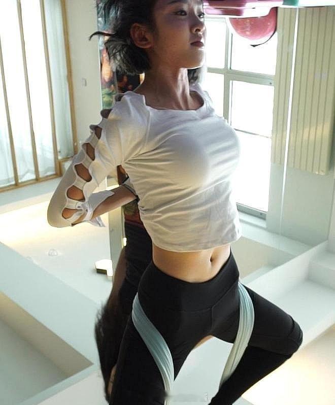 唐艺昕练瑜伽，这身材好担心她承受不住！ 