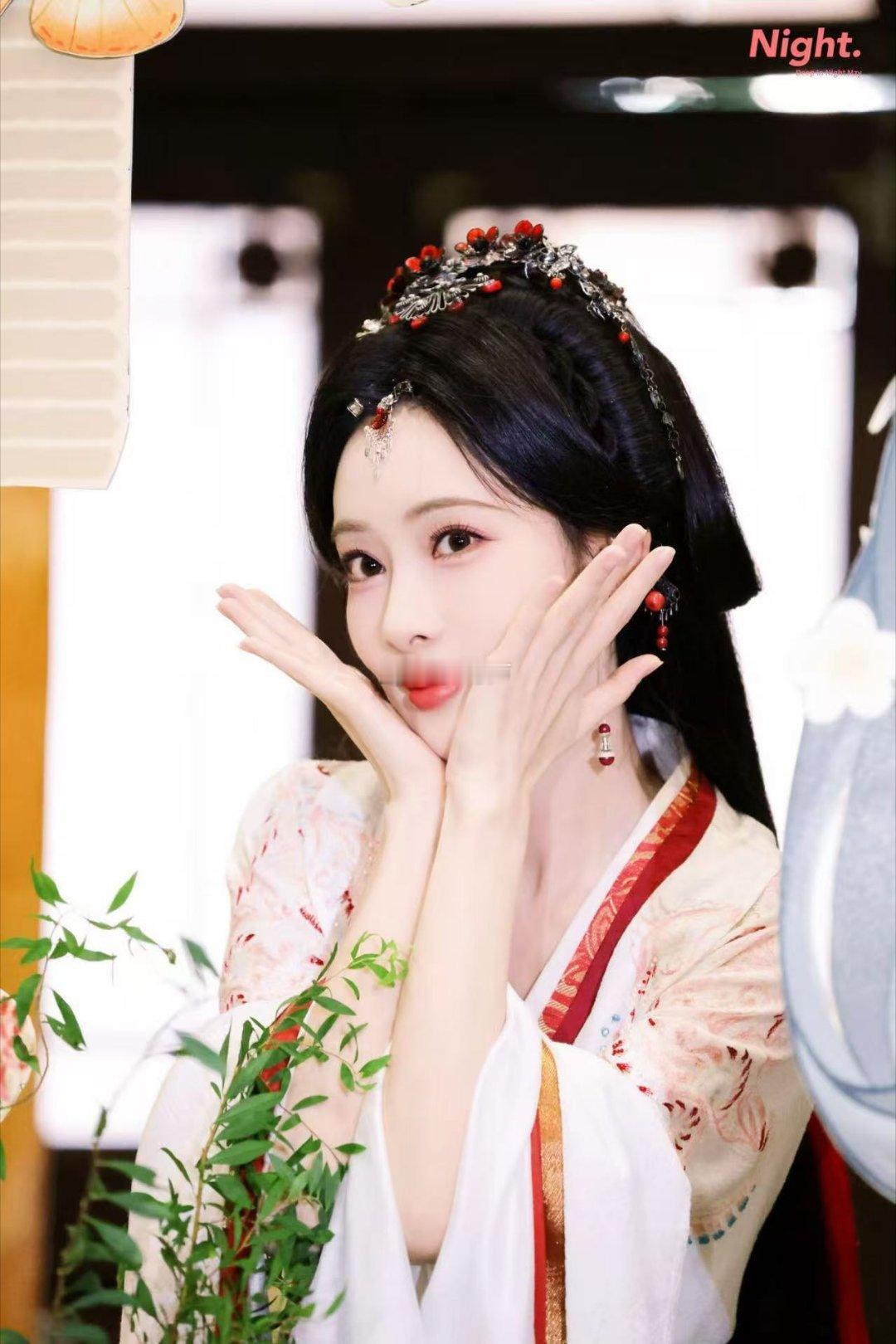 孟子义杀青发言 被孟子义的宠粉细节暖到了！拍照时配合粉丝角度，聊天时认真倾听，这