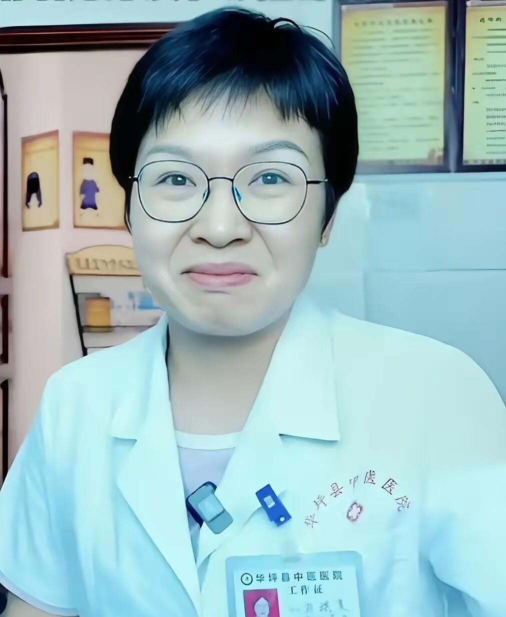 当年被张桂梅死死拽住不让退学换彩礼的贫家女孩刘琪美，如今穿着白大褂站在县医院里，