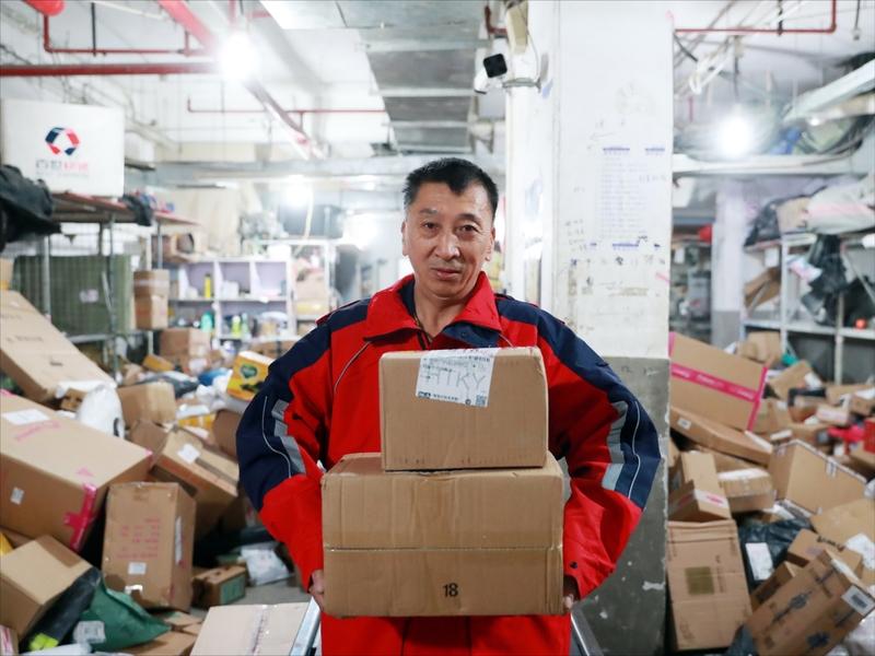 宿迁首位退休快递员称被同村人羡慕 宿迁首位退休快递员被同村人羡慕，这事儿挺有意思