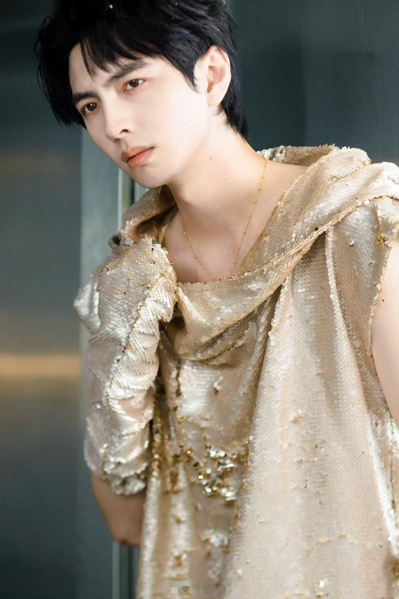 #蒲熠星深v鎏金造型##蒲熠星异域王子# 蒲熠星在音乐节的舞台，深 V 鎏金造型