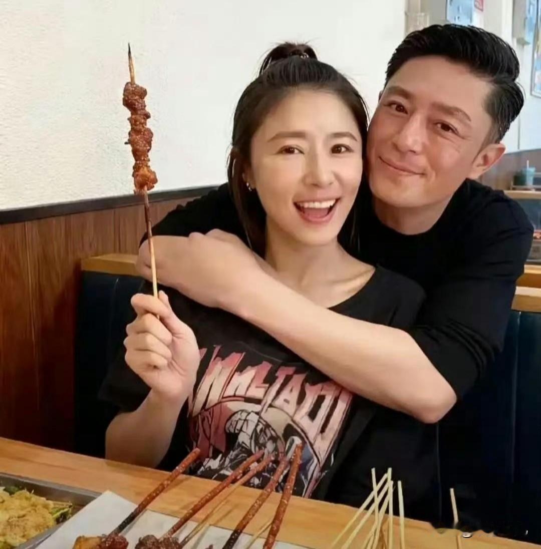 林心如霍建华吃烧烤


林心如霍建华这对“低调夫妇”又发糖啦！在店里吃烧烤，画面