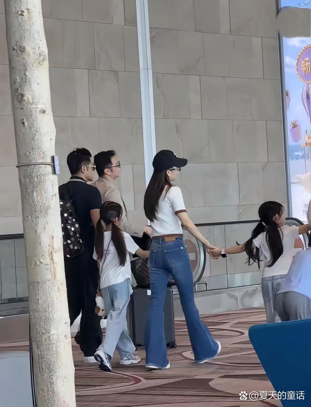 郭富城带着老婆女儿返港，一家子手牵手到达机场，幸福的氛围让人羡慕。 