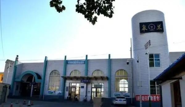 铁路一日一站【皋兰站】位于甘肃省兰州市皋兰县铁路东村1号，距离包头站929公里、