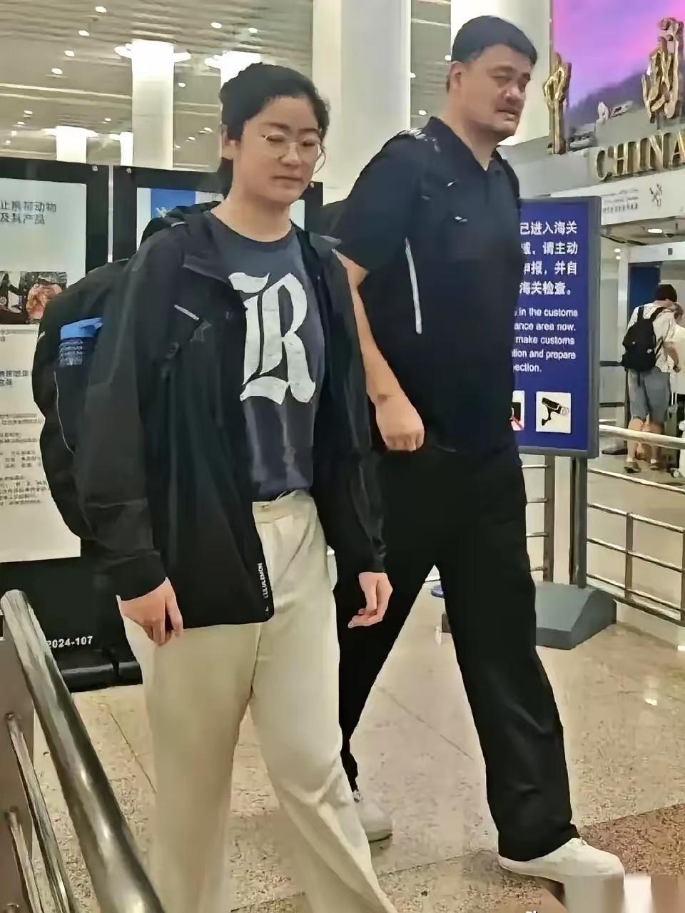 姚明的女儿姚沁蕾，感觉好多人都在替她未来的男朋友发愁。镜头一拉近，这姑娘才十几岁