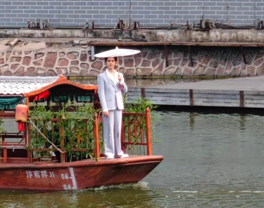 杨洋开封活动线下人气杨洋方逸伦蒋易收到蒜苔花杨洋来河南也得抱一束蒜苔花 清明上河