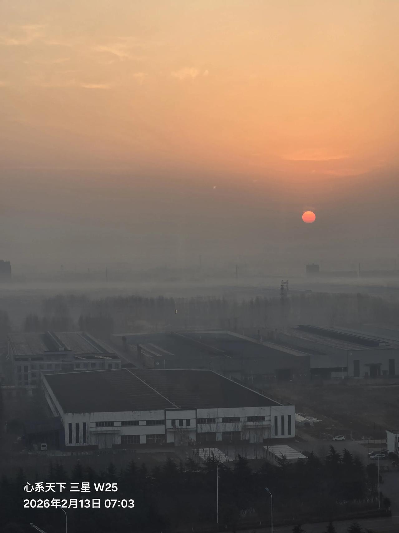 今天早晨的太阳非常漂亮
 
清晨的朝阳破开云层，将第一缕温柔洒向人间。金光漫过天