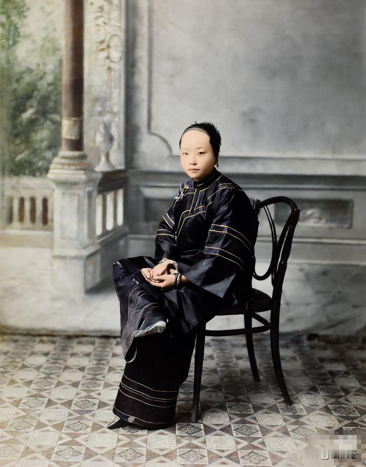 这是清末一位普通闺阁女子的照片。彼时，封建礼教如同沉重的枷锁，将女子牢牢禁锢在“