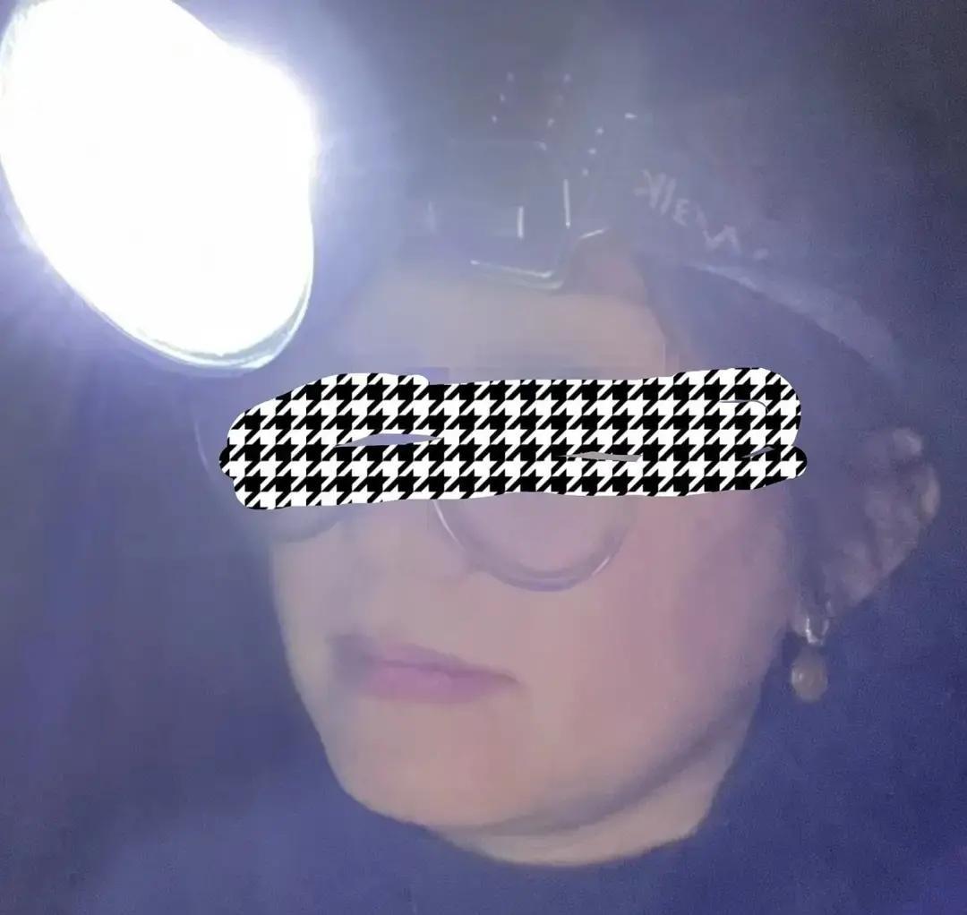 刷到个视频，一女的蹲地上修地暖分水器，动作麻利得跟老技工似的。
再往前翻，她装窗