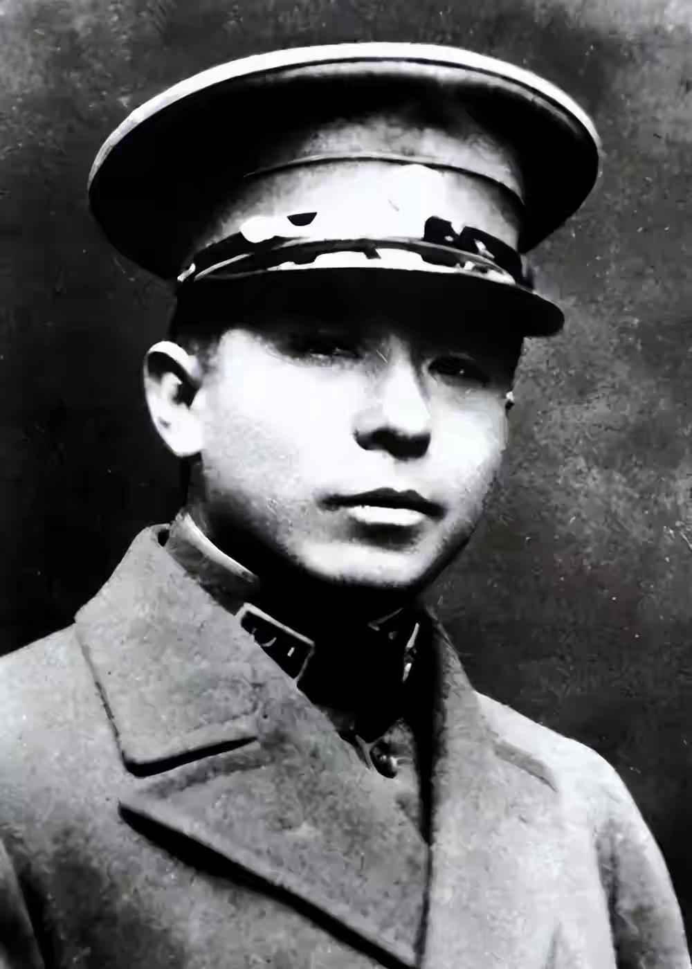 张学良被囚54年无人敢救，台湾退役中将直言：他一点都不冤枉。
 
提起张学良，多