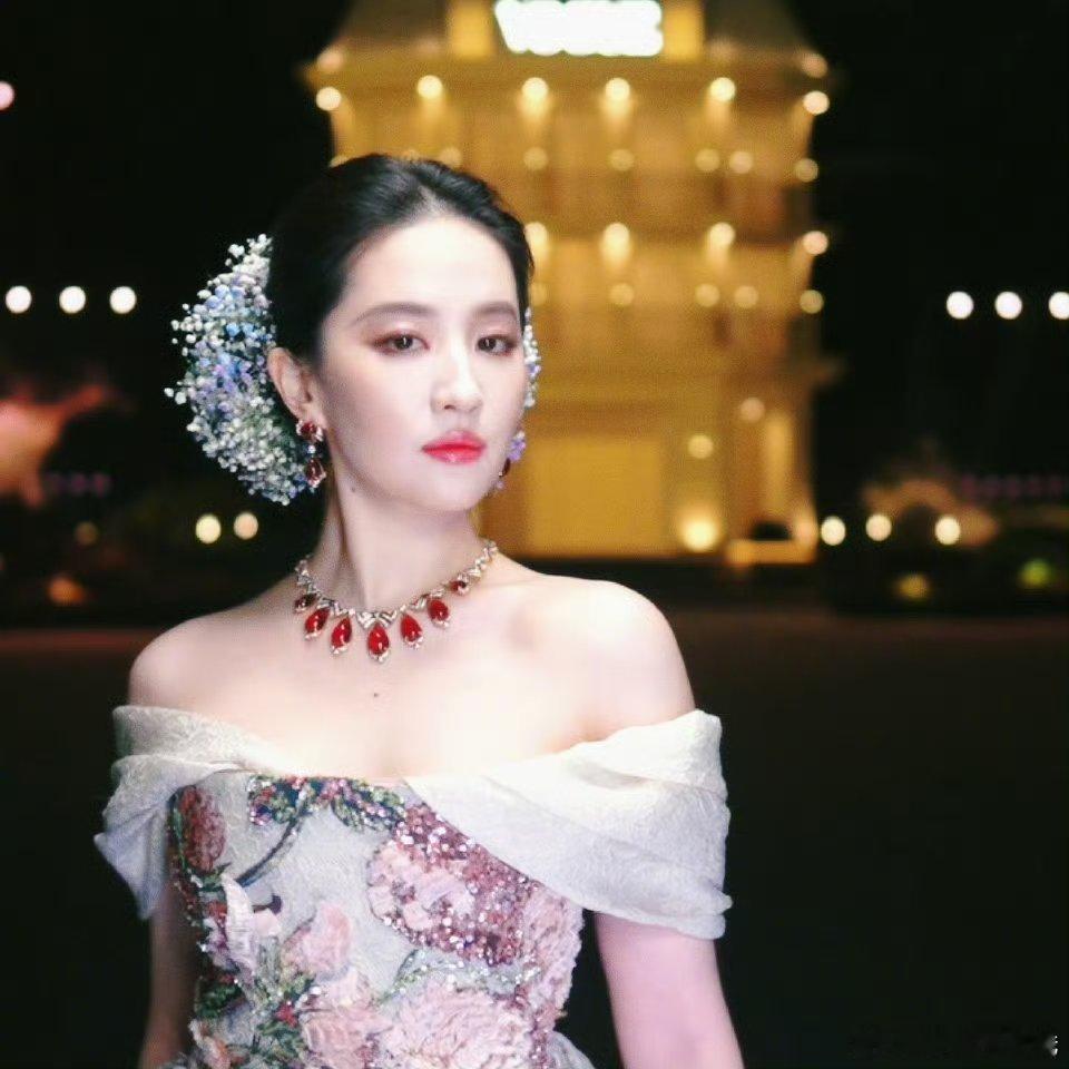 杨幂刘亦菲晚宴坐一桌一个开场，一个压轴，晚宴一起坐主桌，大合照是双C位美女们的红