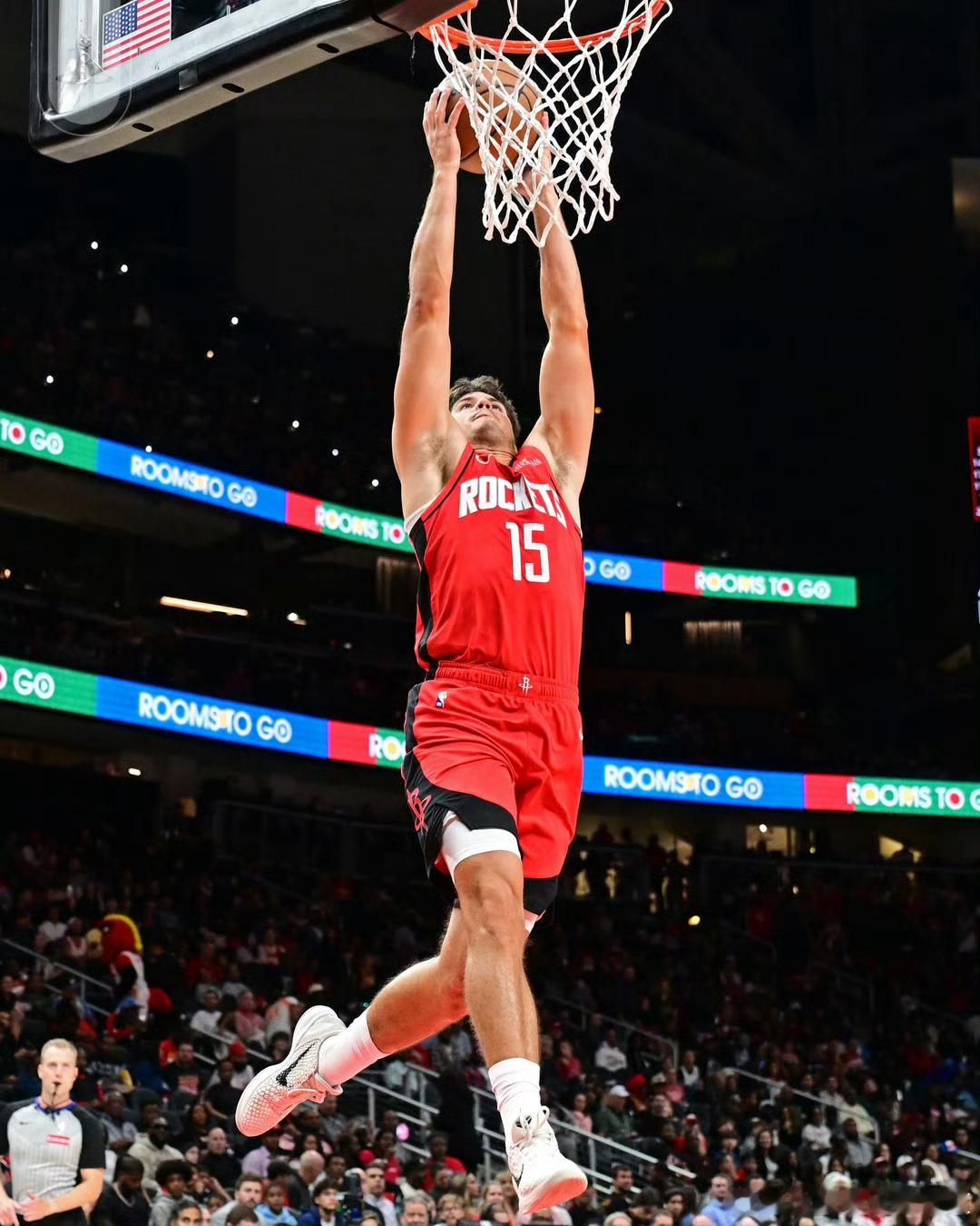 谁能想到火箭三阵打爆对面主队老鹰，谢泼德29分6篮板6助攻，奥科吉28分3篮板3