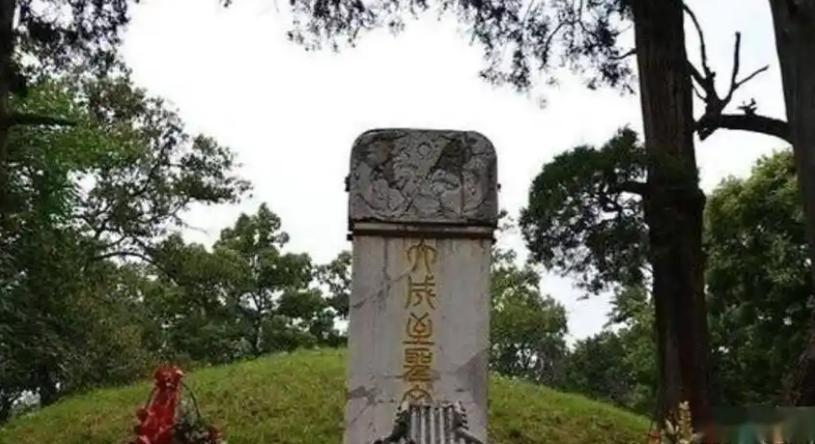 1966年11月，孔林遭受了大规模的破坏，孔子墓首当其冲，人们带着极大的好奇心挖