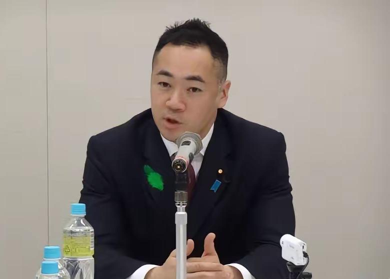 日本前法务大臣窜台。

别人卸了任往家歇着，铃木馨祐偏挑8月3号到5号往台北跑，