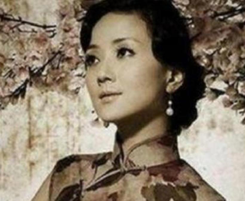 1951年的泸州刑场上，一个挺着七个月大肚子的女人被五花大绑押到了行刑台前，枪口