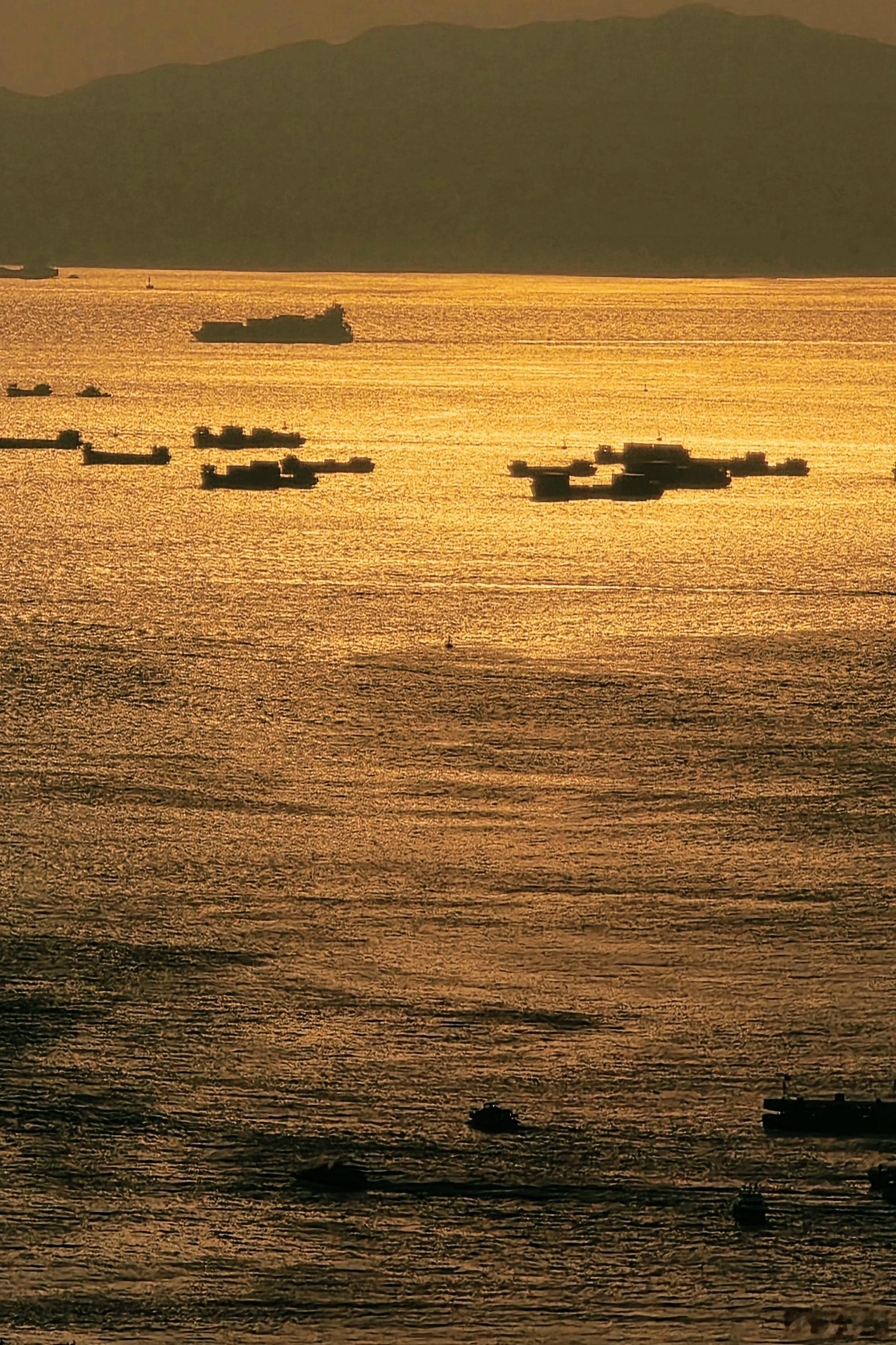 这世界太精彩 今日之夕阳，告別时赠我满山满海的黄金。我将它们分享给你……点赞的朋