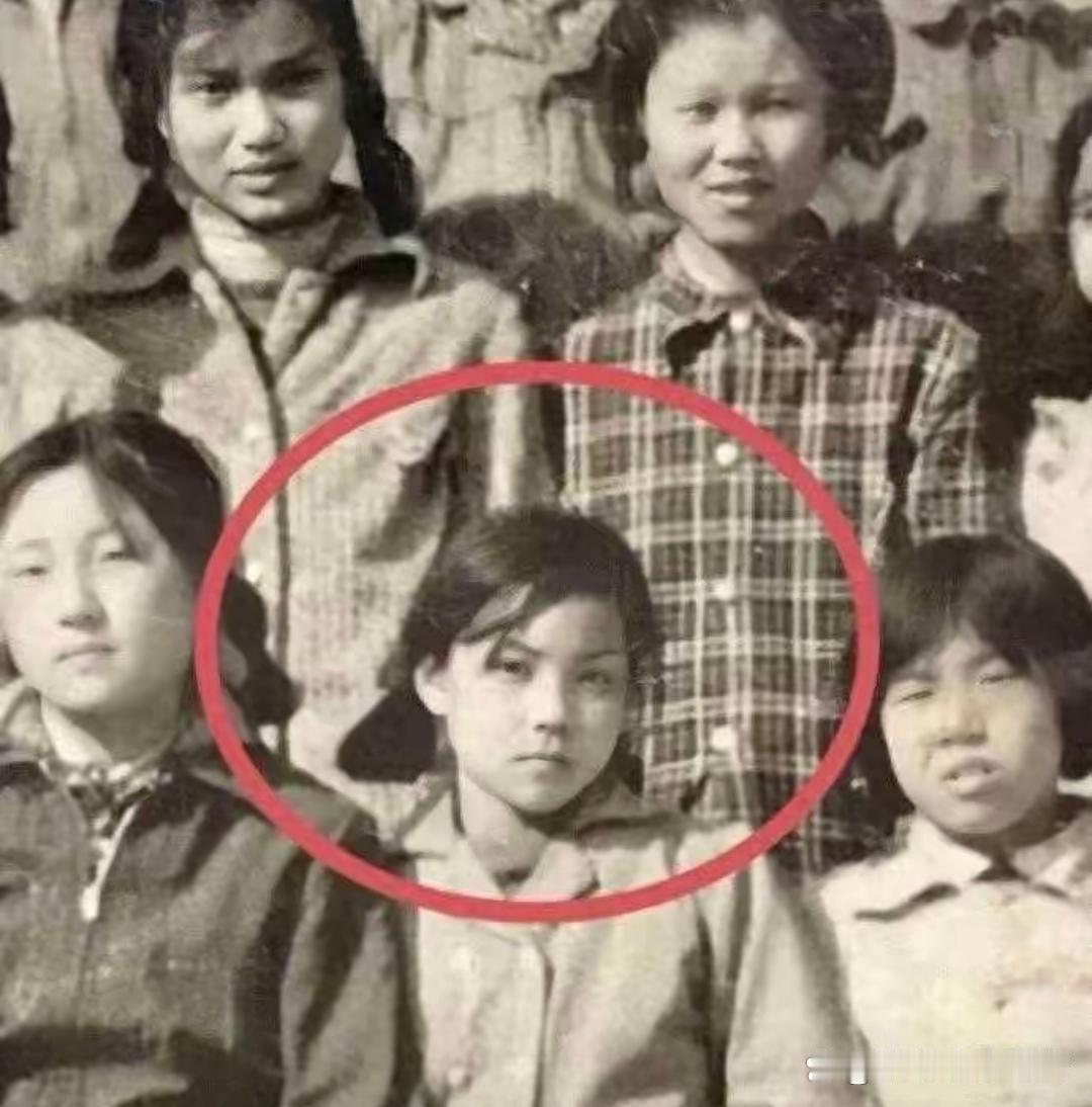 王菲小学毕业照流出，从小就是大美女，手牵手拽酷有灵气。 ​​​