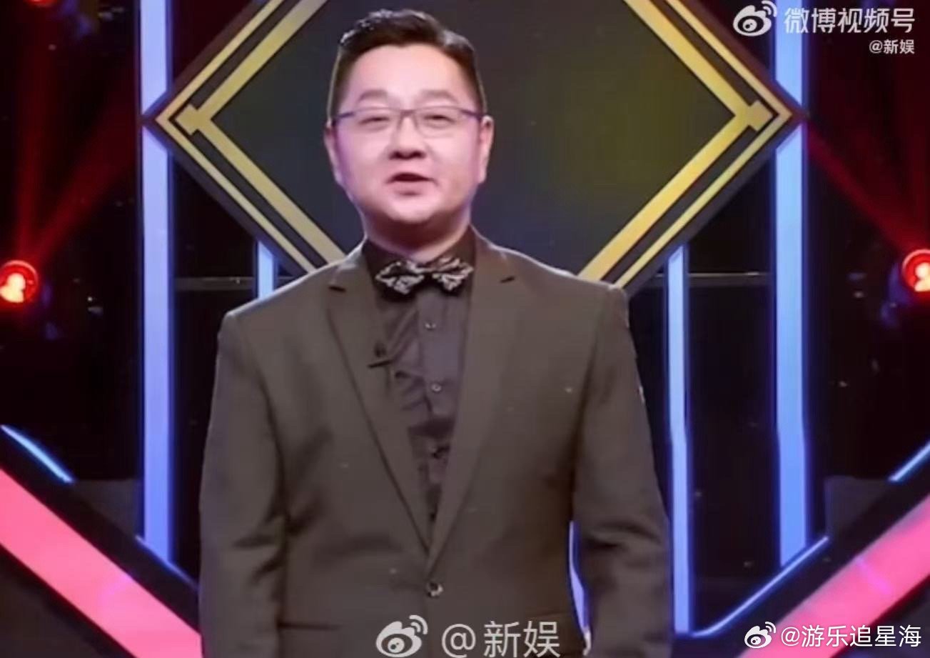 张绍刚已经主持十年脱口秀了  金话筒奖杯的分量，是十年里无数次托举演员高光的积累