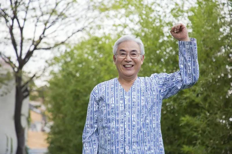 老年人每天睡多久最健康，这事儿还真不能一概而论。一般来说，60岁以上的老人每天睡