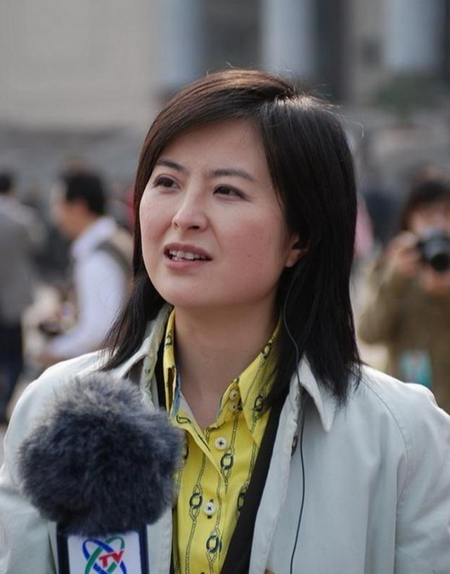 2015年，42岁的央视主持人张泉灵辞去工作后，趁着60岁的丈夫不注意，带着存款