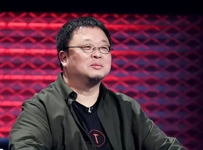 上海街头偶遇罗永浩罗永浩来了上海也要排队 不愧是魔都，就这么水灵灵的偶遇罗永浩了