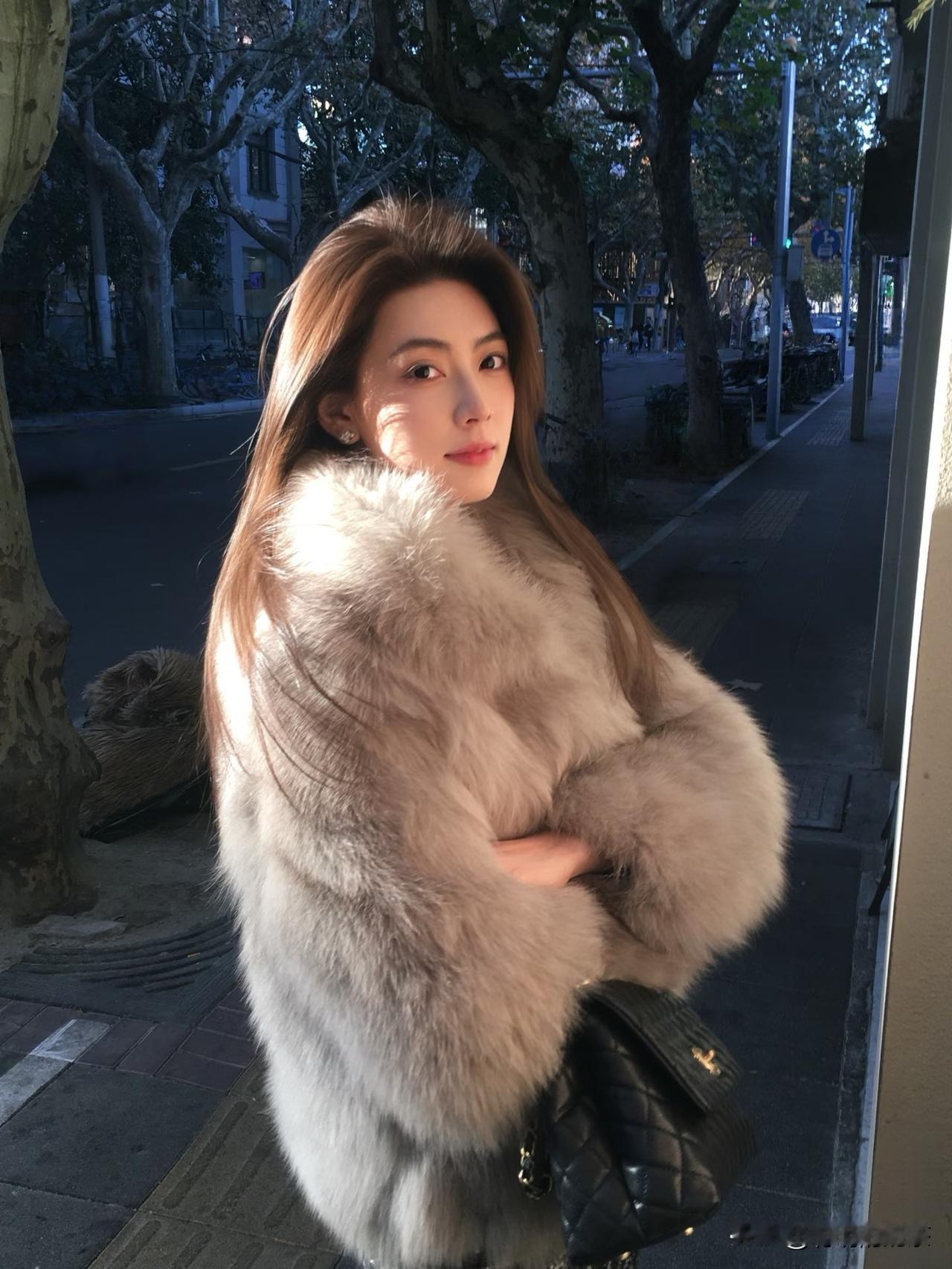 姐妹们！这个季节穿皮草是不错的选择，你有没有和我一样的感受？