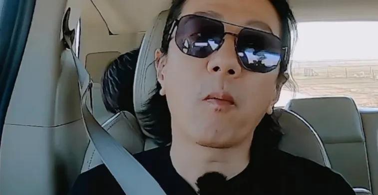 郑钧50岁不剪长发，竟是为了对抗社会那把无形的剪刀。
你看着他在音乐节甩动长发，