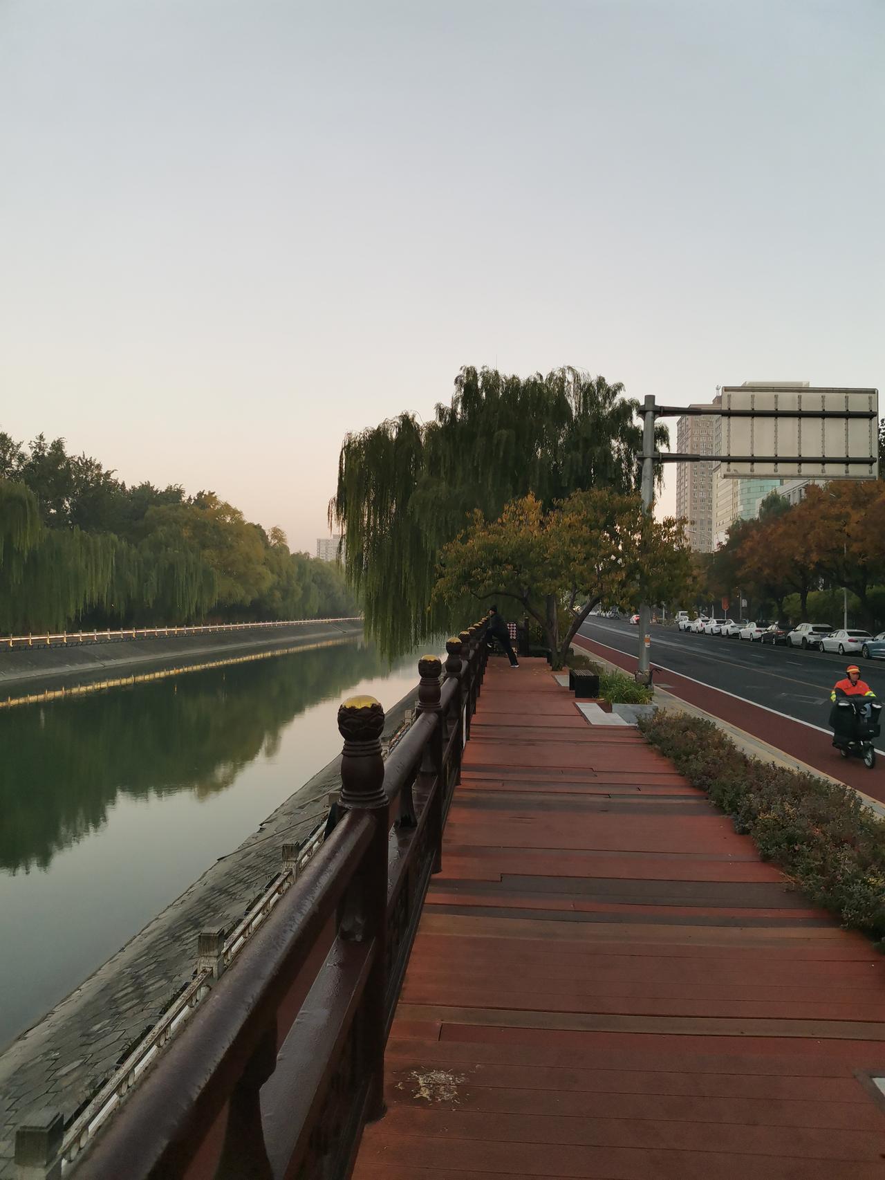 北京晨景，秋色怡人，上班路上随拍，白纸坊桥