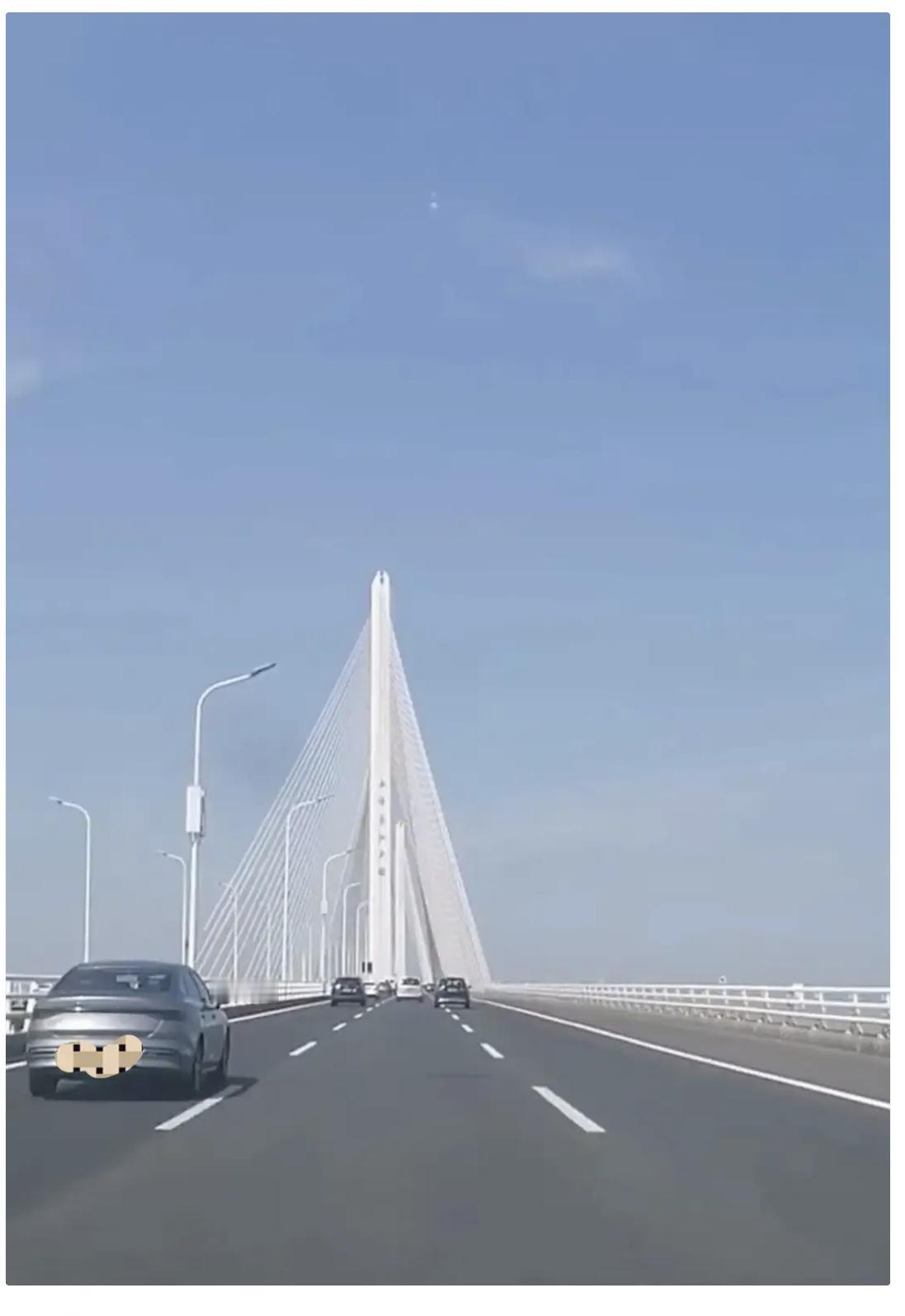 我是女司机，卖掉燃油车换了新能源汽车，真心觉得太划算了。

一公里只要一毛钱，想