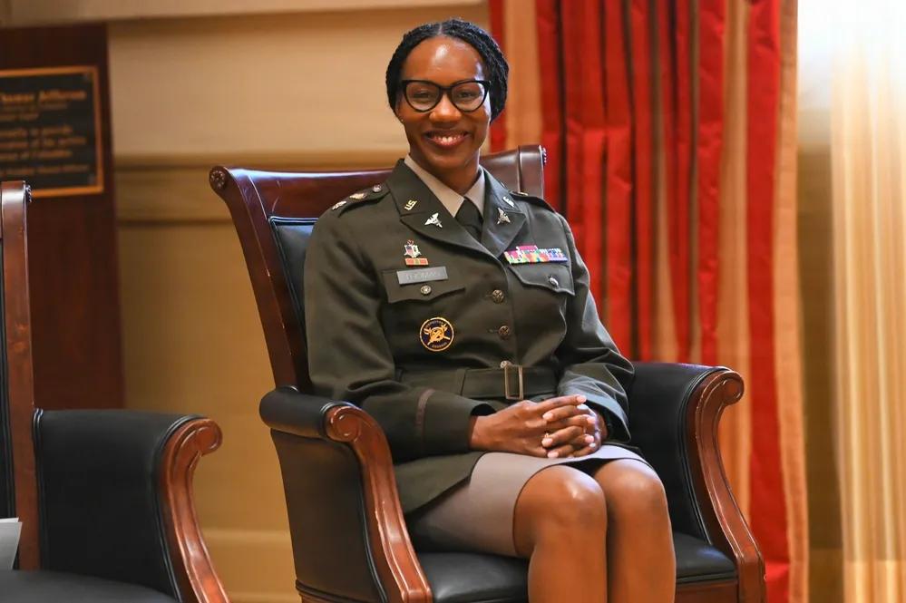 总体来说，在美军中，黑人晋升军衔要比白人困难多。
2025年11月7日，美国陆军