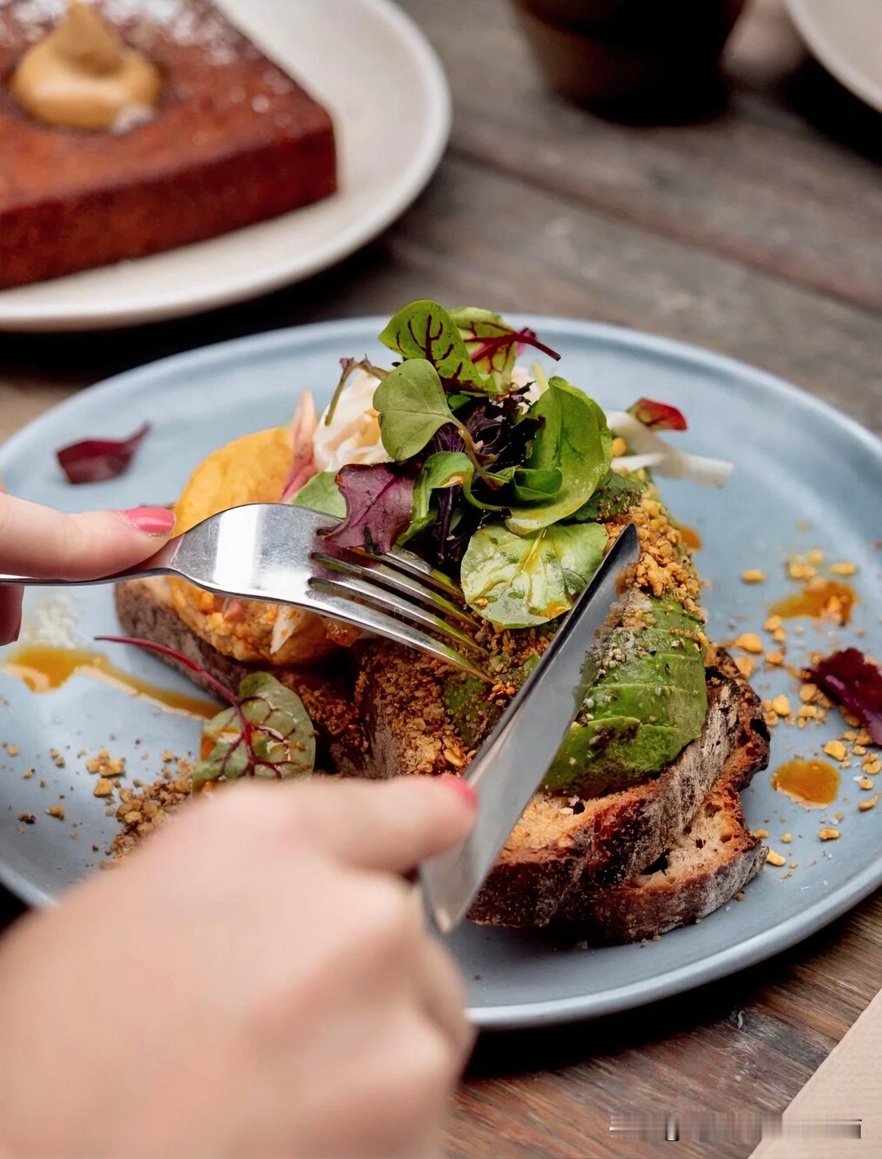 这个世界上，所有轻松赚钱的方法都写在刑法里了，任何一个合法赚钱的行业，如果想要做