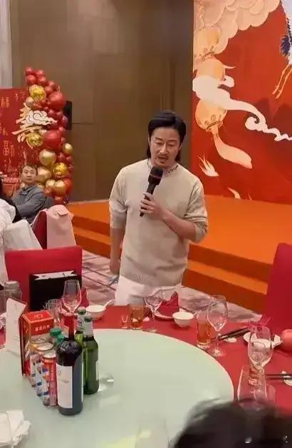 吴京为父亲庆80大寿 吴京给父亲过寿，场面十分隆重，寿宴现场，大大的寿字很显眼，