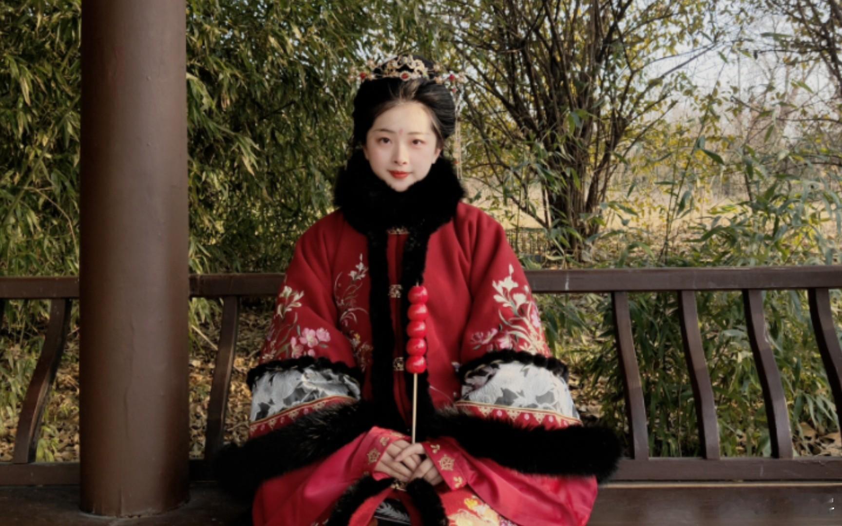 #大厂运营用蛇皮袋做汉服火出圈# 是谁被狠狠的惊喜住了？我不说，好想要尝试一下用