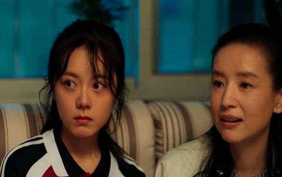 《樱桃琥珀》里两位"董小姐"的同框，直接把观众看懵了。45岁的董洁和45岁的董璇
