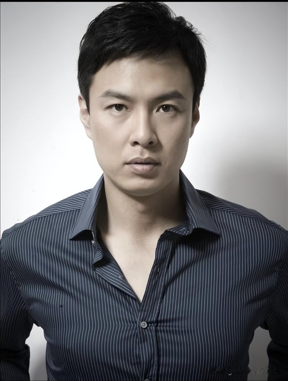 这一位男演员颜值不比陈坤差，长相帅气，怎么他出道几十年了却红不起来。大家还记得他