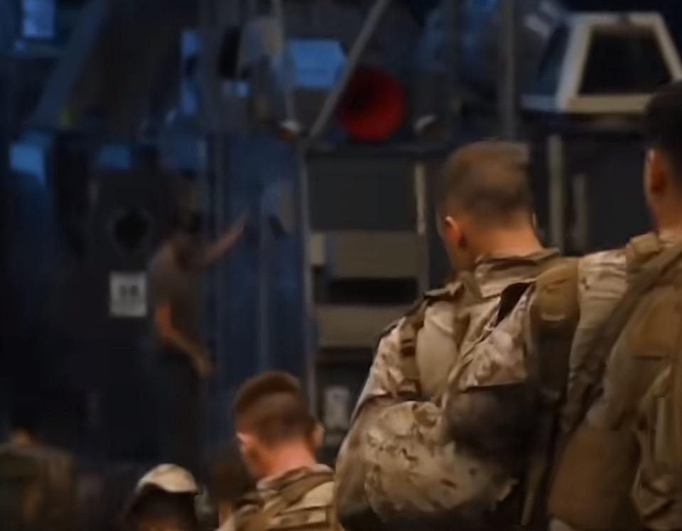 军营生活 感受军人的坚韧与力量，每一刻都充满挑战与荣耀。