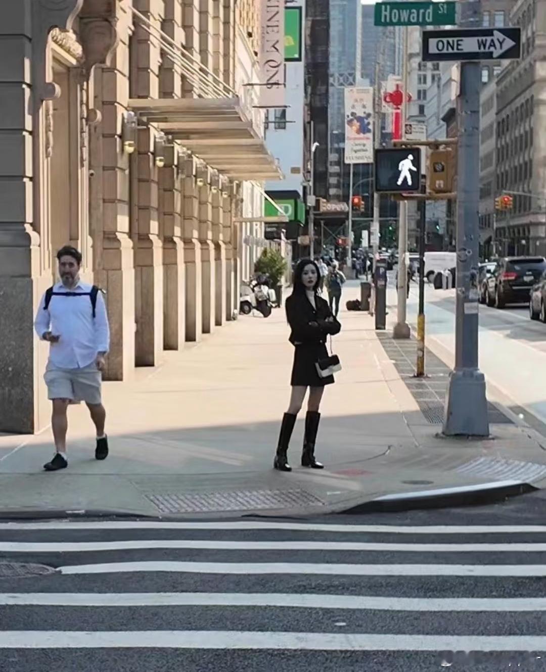 这张是路人拍的嘛好糊啊印象里第一套Celine造型 