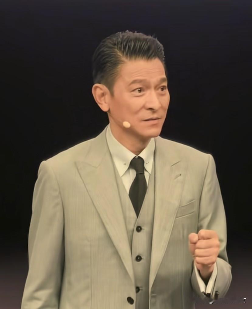 刘德华变老，我认了，
刘德华65岁了，我也认了，
可唯一让我忍不了的是，他三七分