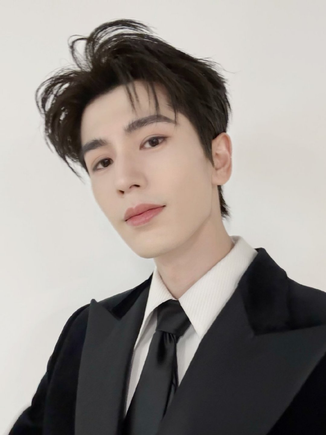 张凌赫道歉你好星期六删除张凌赫争议片段 张凌赫在综艺节目中形容自己的抽象肖像画“