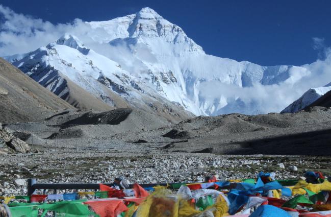 1960年初，中国、尼泊尔就珠穆朗玛峰归属问题再度展开谈判，但尼泊尔首相寸步不让
