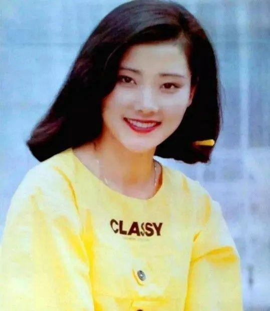 1983年，20岁的何赛飞去老师家吃饺子，看到相片中老师的4个儿子，突然感觉会嫁