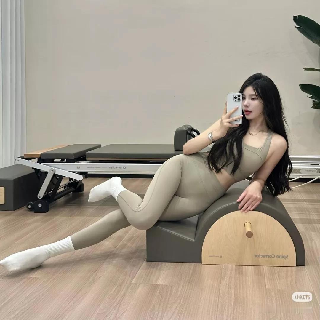 在健身房的角落里，放松一下，自拍一张。健身房照 健身房打卡照 健身自拍大片 自拍