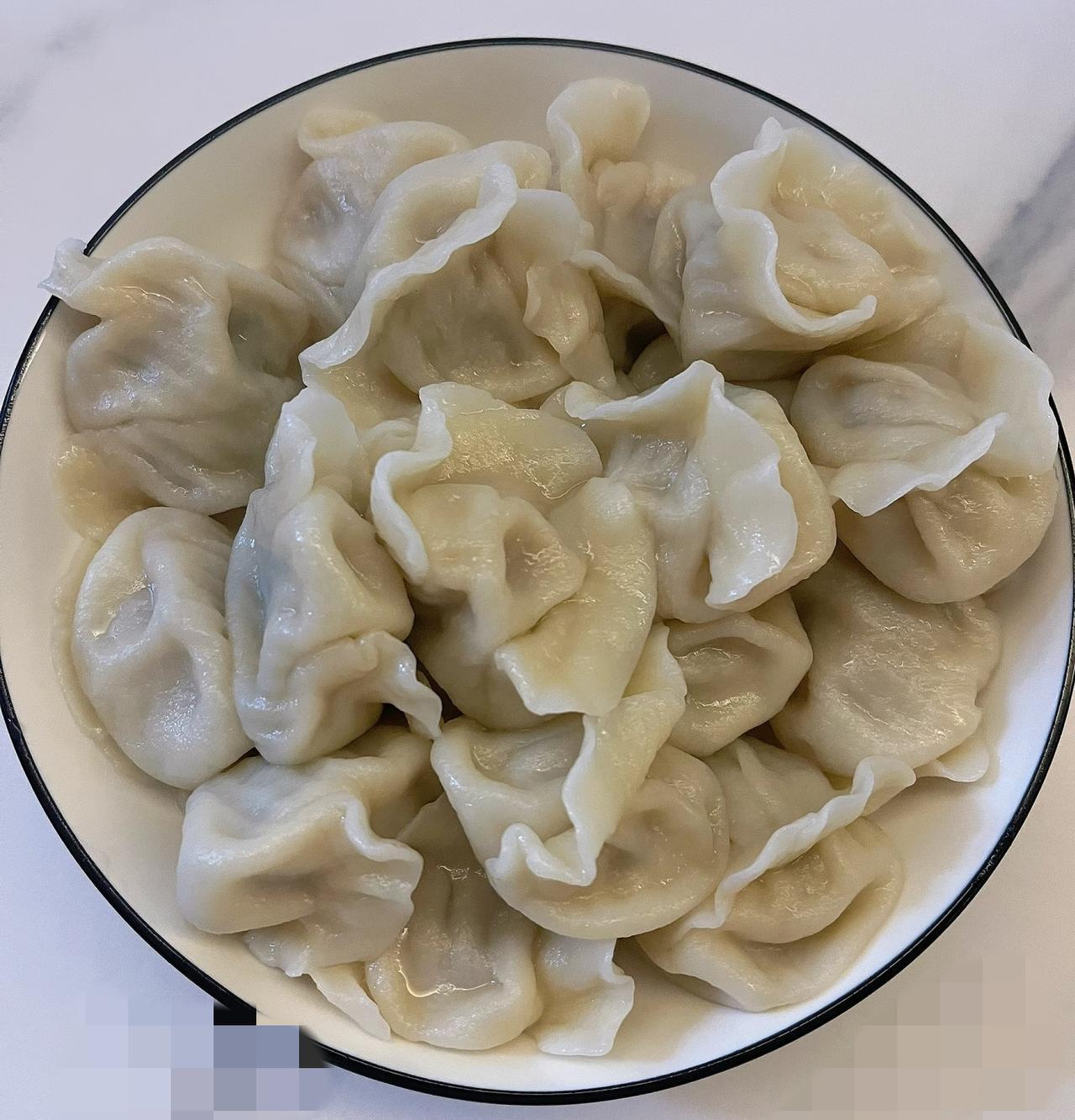 凌晨爬起来包的饺子，
想着邻居上班忙没功夫弄，
特意端了一盘送去，
结果下楼就看