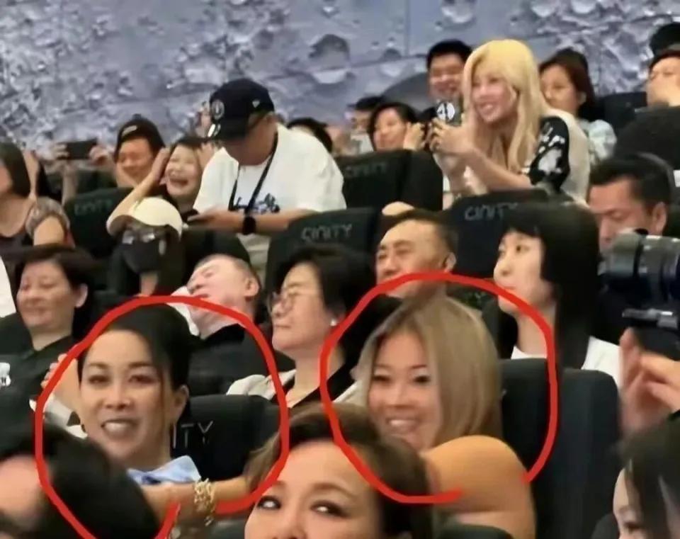那英克制保护女儿多年，背后的现实考量
 
那英身为乐坛天后，手握充足资源，却19