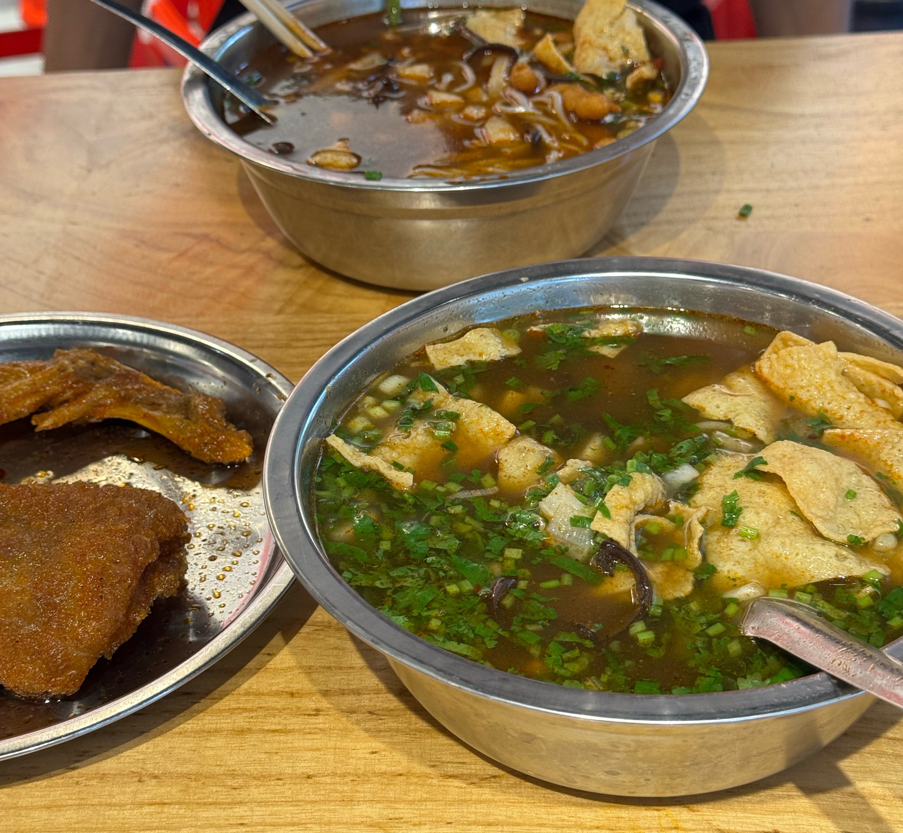 阿嬷手作这碗55元的螺蛳粉，把“柳州街头味”直接卖成了“上海奢侈品”。续粉还要额