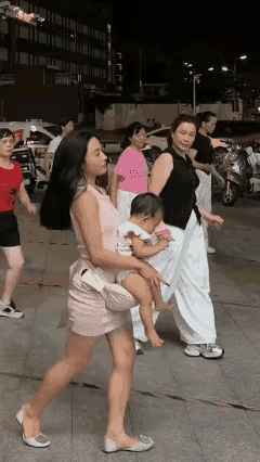 宝妈带娃健身，两不误！太厉害了！给宝妈点赞哦！