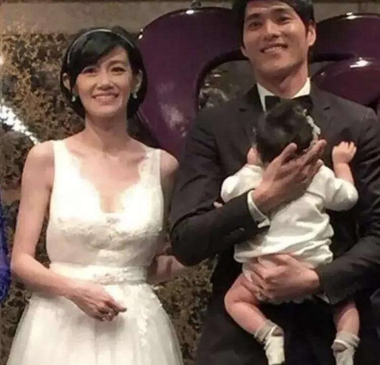 台湾男星蓝正龙在7月4日的活动上宣布，他已经与周幼婷离婚，结束了他们9年的婚姻。