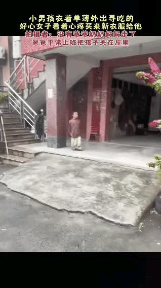 泪目了！浙江某地，一女子开车外出，在一个村里，看到路边一个几岁的小男孩引起了她的