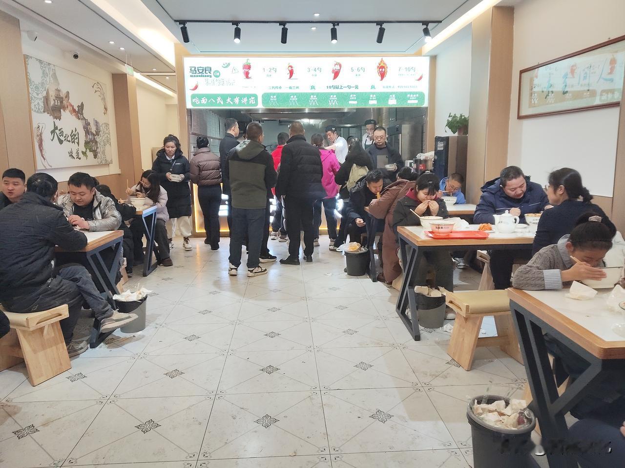 在陇西吃碗兰州品牌牛肉面——马安良辣子牛肉面。

去的时候已是下午两点左右，店里