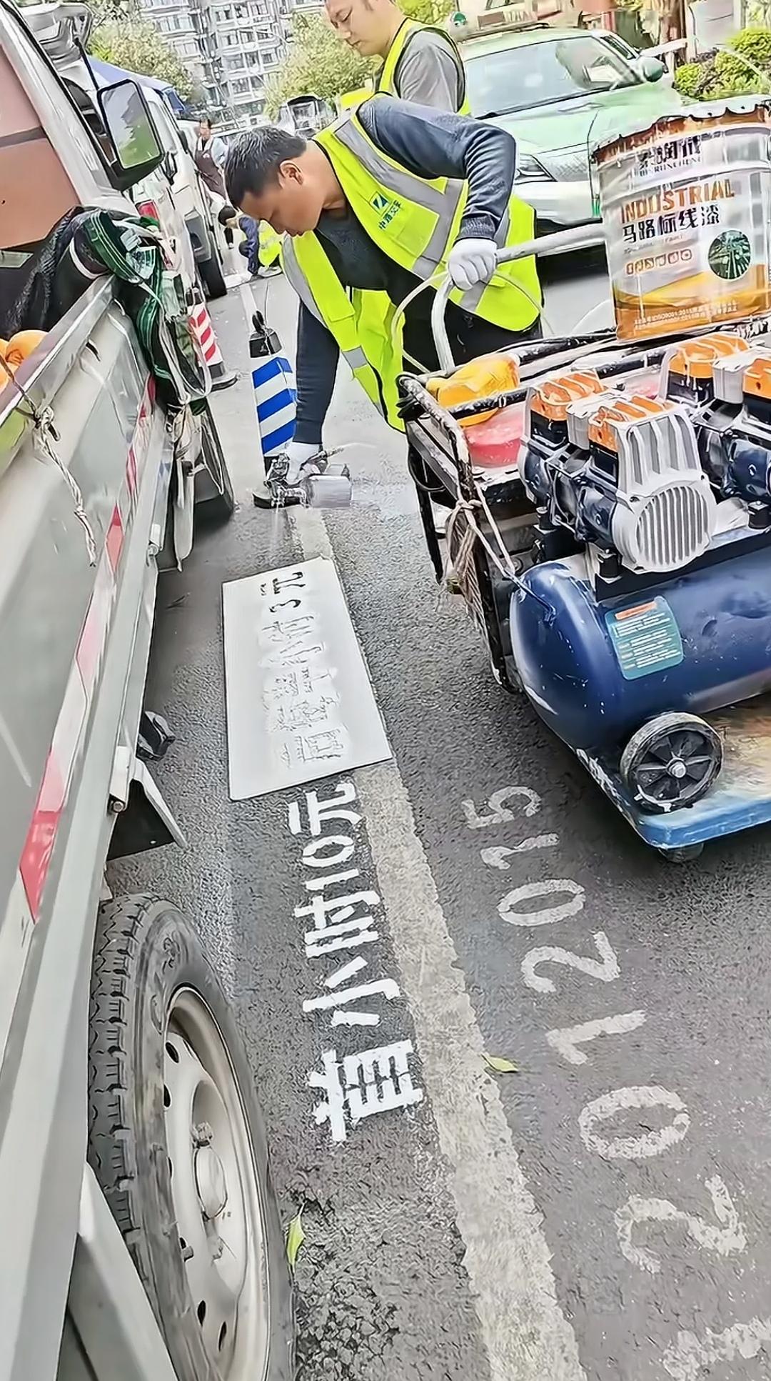 “首小时10元，后每半小时3元”，工作人员在马路边喷上了具体停车收费价格。我想问